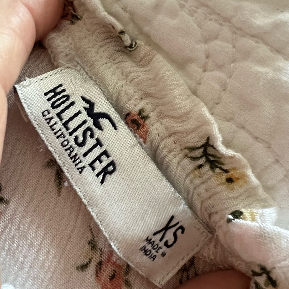 🌟3 for $25🌟 Hollister Juniors Floral Crop Top Front Tie Cream Blouse Top - Picture 2 of 7